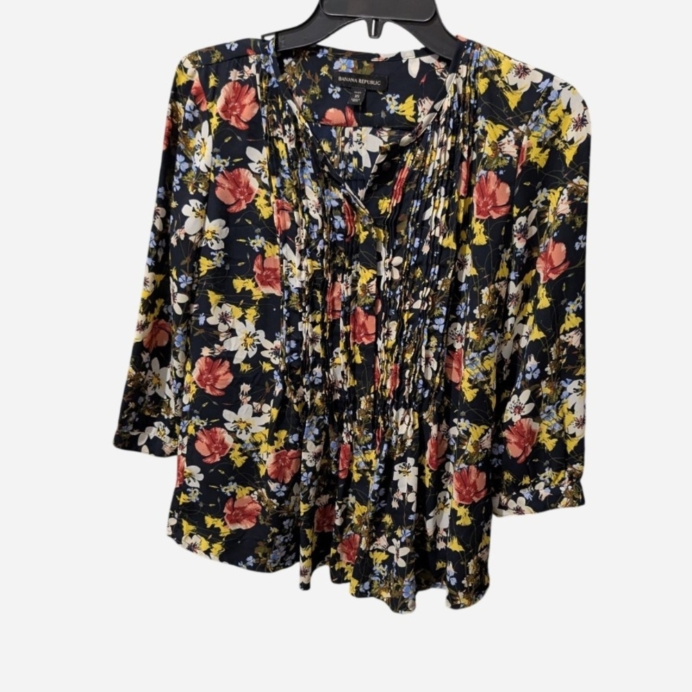 Pre-owned Banana Republic Navy Floral Pintuck V-Neck Blouse